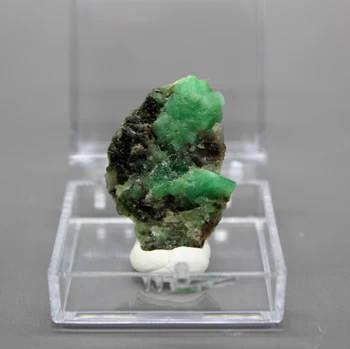 Dabīgais zaļais smaragds minerālu gem kvalitātes kristāla paraugi akmeņiem un kristāliem kvarca kristāli kastes izmērs 3.4 cm