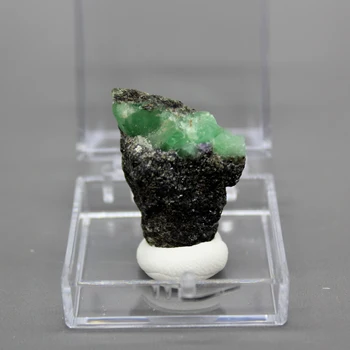 Dabīgais zaļais smaragds minerālu gem kvalitātes kristāla paraugi akmeņiem un kristāliem kvarca kristāli kastes izmērs 3.4 cm