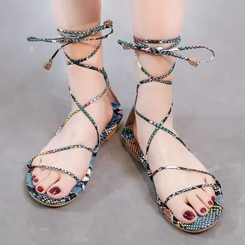 Ir 2021. Jauno Vasaras Sieviešu Snakeskin Mīkstas Kurpes Vienotas Pludmales Modes basām kājām, Sandales Dāmas Krusta Siksna Lolita Kurpes Romiešu Gladiatoru