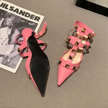 Ir 2021. Pavasara Modes Kniedes Sandales Sieviešu Fetišs Attvaicētājs Norādīja Toe Mūļu Kurpes Zīmola Kniežu Sexy Plānas Zema Papēža Kleita Sūkņi, Apavu