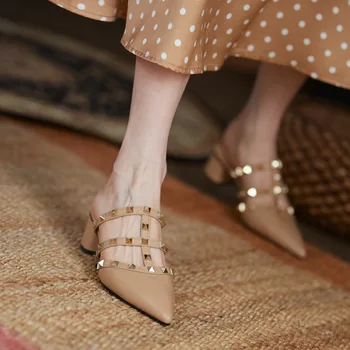 Modes pusi čības sieviešu ārējo valkāt 2021. gada pavasarī jaunu biezs papēdis kniedes norādīja toe vidū-papēdis sandales slinks kurpes sievietēm