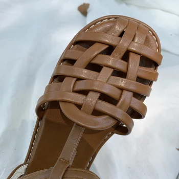 Sieviešu Aušanas Sandales 2021. Gada Vasaras Modes Balto Krustu Saistīts Slēgtas Toe Dzīvoklis Sandales Brūnā Klasiskās Romas Vintage Ādas Kurpes