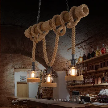 Skandināvijas valstī Amerikāņu retro personības kafejnīca, restorāns old bāra letes trīs bambusa kaņepāju virvi lustra