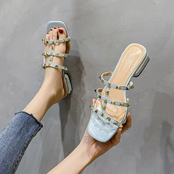 Vasaras sieviešu sandales ir 2021. modes dizainera āra atpūtas modes kniedētas čības Ar zemu apavi sievietēm Ar zemu mūļu