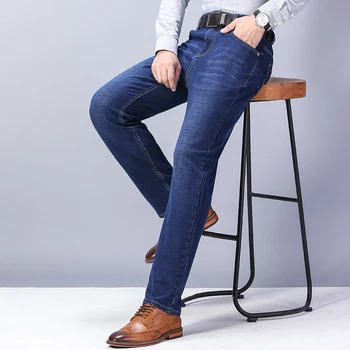 Vīriešu plānas džinsu pavasarī. Brīvs taisni jauniešu ikdienas bikses.
